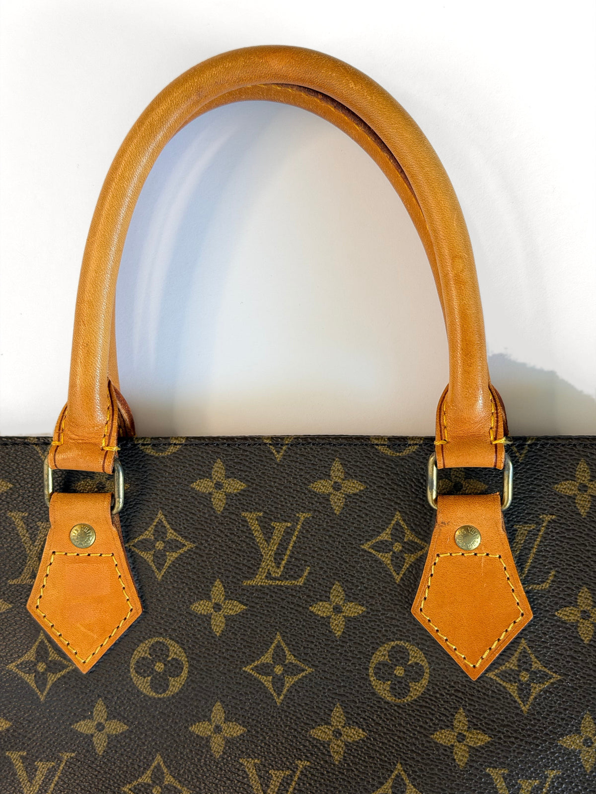 Louis Vuitton Monogram Sac Plat Tote Bag M51140 handle detail on TTS pearl-white background
